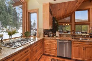 Wulf's Lodge at Olympic Valley - Unwind in Hot Tub - 1