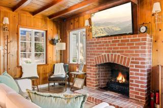 Cute Romantic Cabin With Hot Tub 5 Min from Lake - Crestline - 4