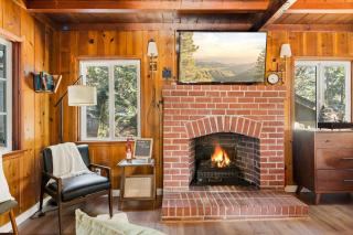 Cute Romantic Cabin With Hot Tub 5 Min from Lake - Crestline - 2