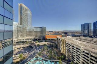 Luxurious Vdara High Rise Room, City Skyline Views, King Bed, Free Valet - 3