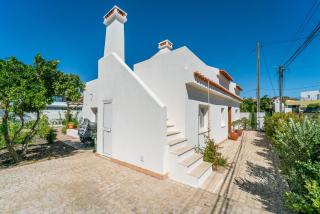 Quiet 2BR House w/ Garden – Near Beach | By Airnest - 2