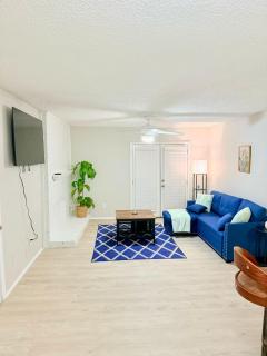 Central 1BR Retreat by Hospital and tollway - Addison - 0