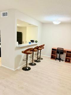 Central 1BR Retreat by Hospital and tollway - Addison - 4