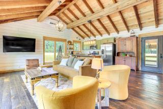 Upscale Cabin Comfort in Thomaston with 2 Decks! - 4