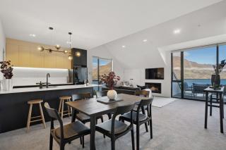 Contemporary 4 Bedroom House with Stunning View - 5