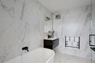 Contemporary 4 Bedroom House with Stunning View - 3