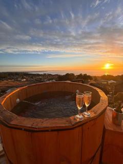 Escapada Romántica para Dos Suite Vista al Mar, Desayuno, Sesion en Tinaja Panorámica - 3