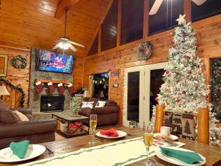 Charming Cabin, Seasonal Decor & Pool, 3min to Pkwy, Grill, GameRoom, Wifi & Workstation, Sleeps 14 - Pigeon Forge - 9
