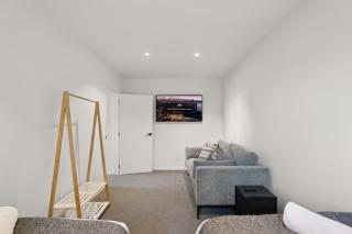 Contemporary 7 Bedroom House with Stunning View - 2