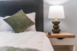 Spacious Central Leeds Flat - Sleeps 8 - City Centre - 1