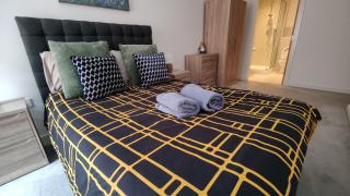 Bee City Cosy Stay - Near Train Stations and Shopping Centre with Paid Private Parking, 500Mbps Internet and Netflix - 5