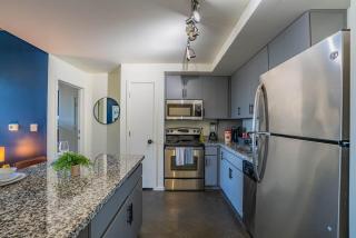 Chic Downtown 2-Bedroom Pool Gym Parking - Phoenix - 9