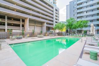 Chic Downtown 2-Bedroom Pool Gym Parking - Phoenix - 2