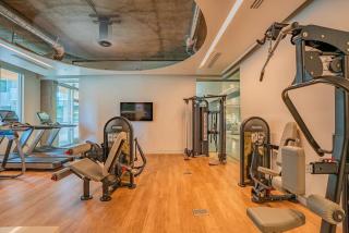 Chic Downtown 2-Bedroom Pool Gym Parking - 1