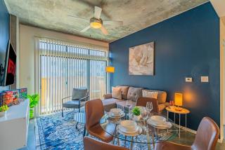 Spacious 2BD Urban Oasis Pool Gym Free Parking - Phoenix - 0