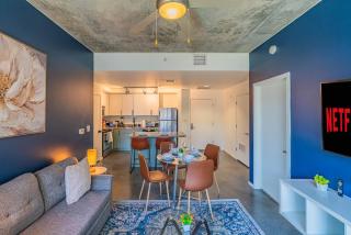 Spacious 2BD Urban Oasis Pool Gym Free Parking - 0