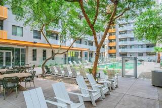 Spacious 2BD Urban Oasis Pool Gym Free Parking - 3