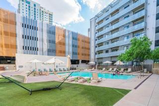 Spacious 2BD Urban Oasis Pool Gym Free Parking - 4
