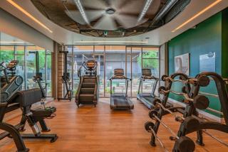 Spacious 2BR Apt with Gym Pool Parking - 8