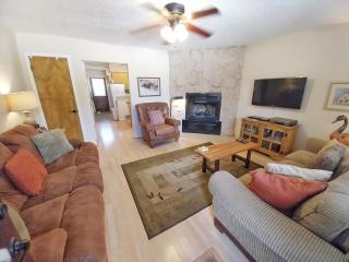 Valley Condo 126 - Creekside - WiFi - Hot Tub - Fireplace - Washer - Dryer - Playground - Red River - 4