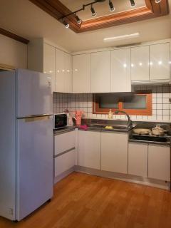 Spacious Local Stay K-ROOM, K-POP Photo Zone, Smart TV, Full Kitchen - Seoul - 4