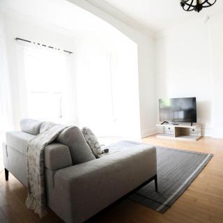 Boutique Hotel Style King Bed - Peterborough - 1