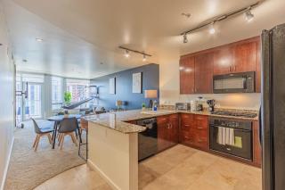 Stylish High-Rise 2BR DT Views Pool Parking - Phoenix - 2