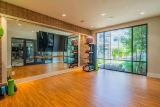 Charming 1BR in Uptown Biltmore Gym Pool Parking - 2