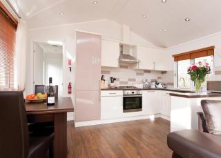 Herons Brook Retreat Lodges - Narberth - 6