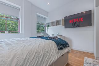 Leeds Stylish City Flat - Sleeps 8 - 2 mins to City Centre - Central Station - 2
