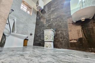 TrueLife Presidential Suites - 3BHK Luxurious AC Apartments - Breakfast Included - Best Location - Modular Kitchen - Super fast WiFi, 55 Smart TV, 250 Jio Channels - RO water system -3 bathrooms - Easy access to all Temples - Top service with lots of love - 1
