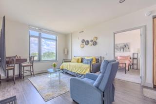DT 2BR 2BA Luxe Suite Walkable Gym Pool Parking - Silver Spring - 0