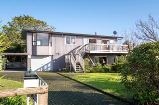 Serenity Lakehouse - Rotorua Holiday Home - 0