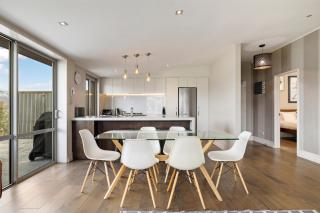 Penthouse 8 | Walk to Lake & Town - 4