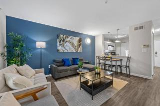 Modern 2BR near Downtown Pool, Gym, Free Parking - 0