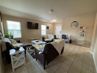 Modern & Comfy 4-Bedroom Home with King Bed, Workspace, & Fast Wi-Fi - Princeton - 9