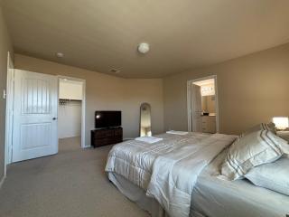 Modern & Comfy 4-Bedroom Home with King Bed, Workspace, & Fast Wi-Fi - 4