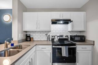 Modern 2BR near Downtown Pool, Gym, Free Parking - Austin - 2