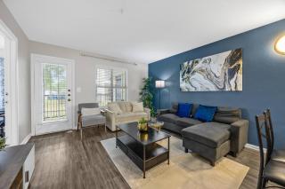 Modern 2BR near Downtown Pool, Gym, Free Parking - 7