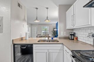 Modern 2BR near Downtown Pool, Gym, Free Parking - 6