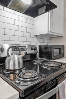 Modern 2BR near Downtown Pool, Gym, Free Parking - 5