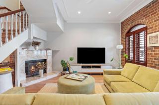 Chic Coastal Living in Balmain East with Parking - Sydney - 1