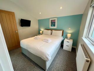 Lighthouse View 9, Golden Bay, Coastal Retreat with Balcony & Sea Views - Westward Ho - 3