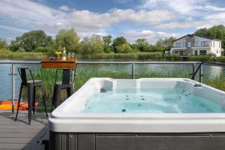 Mayflower lakeside hot tub - 5