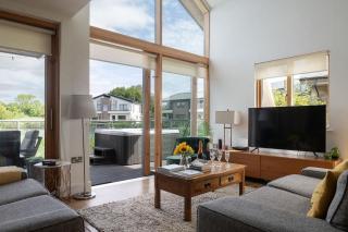 Mayflower lakeside hot tub - South Cerney - 1