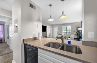 Stylish 2BR in Downtown, Pool Gym, near Airport - Austin - 5