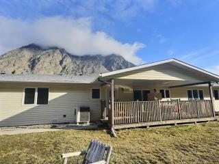 Spacious Getaway Two Homes on a Tranquil Vineyard Ideal for Large Groups - Keremeos - 9