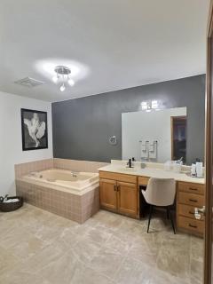 Spacious Getaway Two Homes on a Tranquil Vineyard Ideal for Large Groups - Keremeos - 2