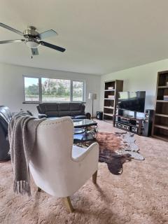 Spacious Getaway Two Homes on a Tranquil Vineyard Ideal for Large Groups - Keremeos - 5