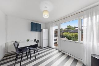 2 Bedroom Modern house - Rainham - 3
